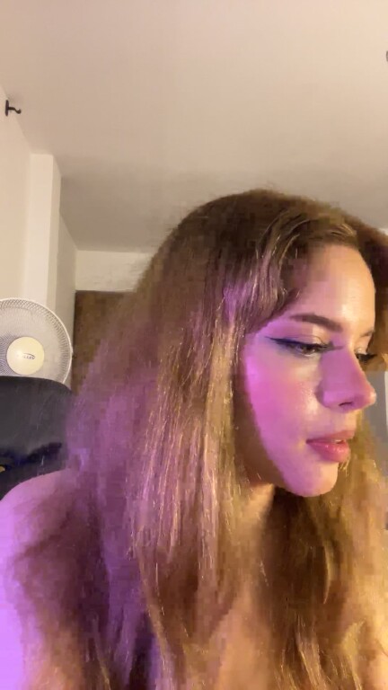 Dolly_scott's Streamate show and profile