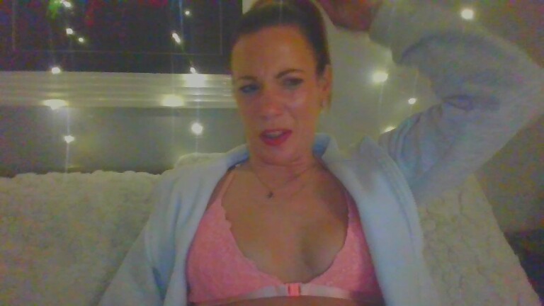 Lillyxx84's Streamate show and profile