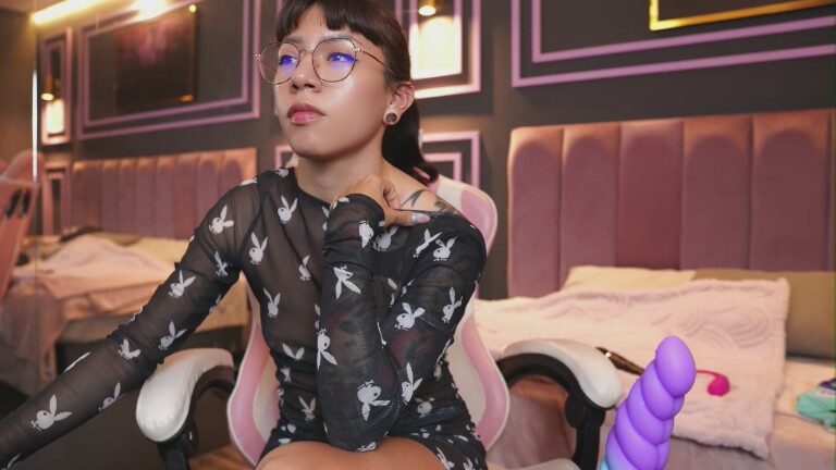 ZaraMiiuw's Streamate show and profile